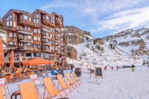 a resort on a snowy mountain with chairs and people at Résidence quartier Hauts-Forts - Maeva Particuliers - Studio 4 Personnes Confort - Le Pas du Lac 124223 in Morzine
