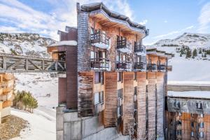 ein Bild der Vorderseite eines Gebäudes im Schnee in der Unterkunft Résidence quartier Hauts-Forts - Maeva Particuliers - Studio 4 Personnes Confort - Le Pas du Lac 124223 in Morzine