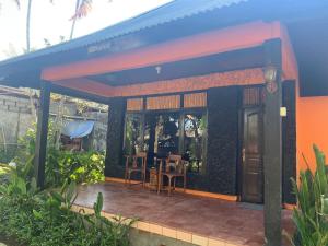金塔馬尼的住宿－Batur Sunrise Guesthouse，房屋设有带桌椅的庭院