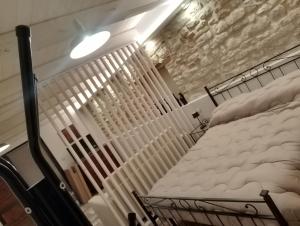 una rampa di scale in una stanza con corrimano bianco di Via Mazzini Home a Gubbio