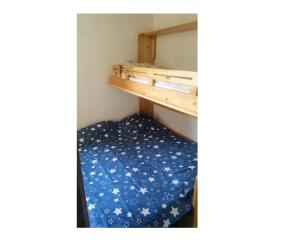 ラ・サル・レ・ザルプにあるRésidence Le Concorde 59813の小さなベッドルーム(二段ベッド、青いシーツ付)