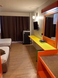 Sungai Kolok的住宿－INTERTOWER HOTEL (SHA)，配有床和书桌的酒店客房