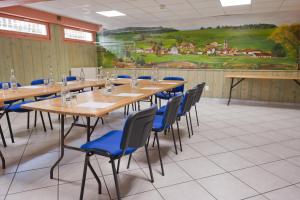 Restoran või mõni muu söögikoht majutusasutuses Etoile des Neiges Hôtel et Piscine