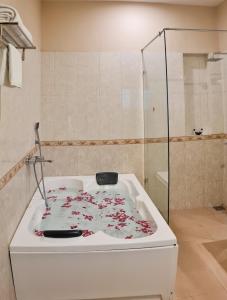 Ett badrum på Resort De Coracao - Corbett , Uttarakhand