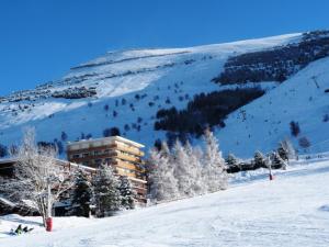 a building on the side of a snow covered mountain at Appartement 6 pers. pied des pistes 68969 in Les Deux Alpes