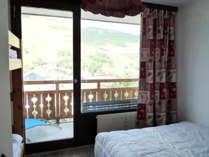 a bedroom with a bed and a window with a view at Appartement 6 pers. pied des pistes 68969 in Les Deux Alpes
