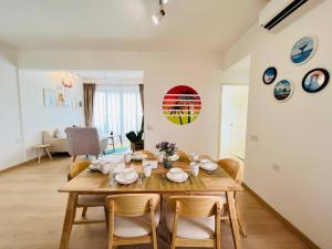 - une salle à manger avec une table et des chaises en bois dans l'établissement Mutiara Melaka Beach Resort by Glex, à Tangga Batu