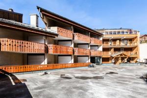 un edificio de apartamentos en construcción con patio en Studio 4 pers. pied des pistes - Maeva Particuliers 69572, en L'Alpe-d'Huez