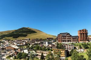 una ciudad con una montaña en el fondo y una ciudad en Studio 4 pers. pied des pistes - Maeva Particuliers 69572, en L'Alpe-d'Huez