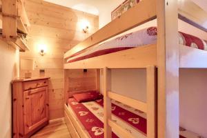 1 dormitorio con 2 literas en una cabaña en Les Résidences de Valmorel - maeva Home - 2 Pièces 4 Personnes Confort 58, en Valmorel