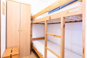 Zimmer mit Etagenbett und 2 Etagenbetten in der Unterkunft Appartement 4 pers. au pied des pistes - Maeva Particuliers 69755 in L'Alpe-d'Huez