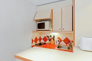 Køkken eller tekøkken på Résidence Les Ravines - maeva Home - Studio 4 Personnes Confort 97