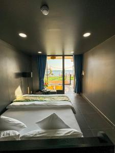 una camera con due letti e una grande finestra di Queen Sea Resort - Đảo Phú Quý a Cu Lao Thu