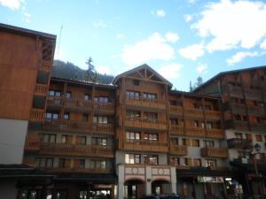 een gebouw met balkons aan de zijkant bij Résidence Melezets - Studio pour 4 Personnes 234 in Modane