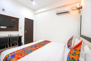 Un pat sau paturi într-o cameră la FabHotel KP Palace