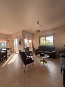 エピスコピ・レメソスにあるROSE VILLA - 3 BED POOLのソファとテーブルのあるリビングルーム