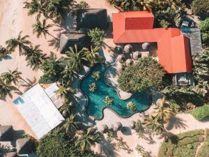 una vista aérea de una piscina del complejo con palmeras en Zilwa Attitude, en Calodyne