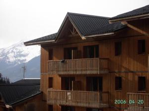 un edificio con una montagna innevata sullo sfondo di Duplex 7 pers. proche des pistes 70563 a Modane