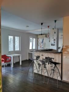 um quarto com uma cozinha com mesa e cadeiras em High Hostel em Budva