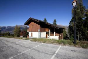 a building on the side of a parking lot at Chalet le Séchet - maeva Home - 2 Pièces 4 personnes Confort MAE-0619 in Bellentre