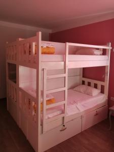 Двухъярусная кровать или двухъярусные кровати в номере High Hostel