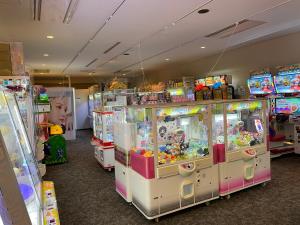 a row of arcade games in a room at Spa World HOTEL&RESORT in Osaka