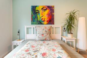 Schlafzimmer mit einem Bett mit Wandgemälde in der Unterkunft Akram Appartement III - Ruhig, Stadtnah in Hildesheim