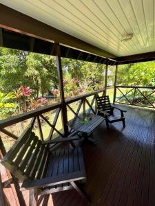 Ein Balkon oder eine Terrasse in der Unterkunft Pension Hibiscus Taha'a