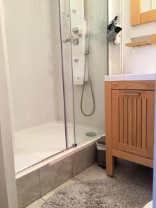 baño con ducha y puerta de cristal en Gîte de France Lijoal 3 épis - Gîte de France 3 personnes 264, en Corrèze