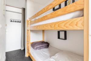 a bunk bed room with two bunk beds at Studio 4 pers. pied des pistes - Maeva Particuliers 71408 in Morzine