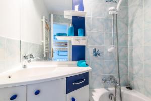 ein Badezimmer mit Waschbecken, Spiegel und Badewanne in der Unterkunft Studio 4 pers. pied des pistes - maeva Home - Studio moderne 4 personnes au pied des pistes - Sélection - Super Home MAE-3345 in Morzine