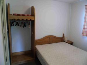 a small bedroom with a bed in a room at Résidence Belvedere - 3 Pièces pour 8 Personnes MAE-8914 in Modane