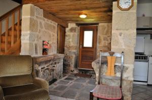 Η κουζίνα ή μικρή κουζίνα στο Gîte de France à Marcillac la Croisille 3 épis - Gîte de France 8 personnes MAE-6424 +5 φωτογραφίες