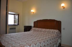 Ένα ή περισσότερα κρεβάτια σε δωμάτιο στο Gîte de France à Marcillac la Croisille 3 épis - Gîte de France 8 personnes MAE-6424