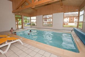 Bazén v ubytování Etoile des Neiges Piscine Spa Sauna nebo v jeho okolí