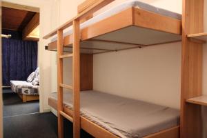Bunk bed o mga bunk bed sa kuwarto sa Résidence Schuss - Studio pour 5 Personnes 36