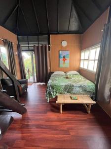 Ein Bett oder Betten in einem Zimmer der Unterkunft Pension Hibiscus Taha'a