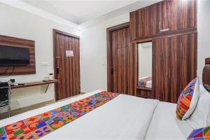 Ένα ή περισσότερα κρεβάτια σε δωμάτιο στο FabHotel Golden Grand