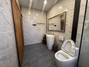 U Thong的住宿－โค้งโดนัท พรีเมียม พูลวิลล่า，一间带卫生间和水槽的浴室