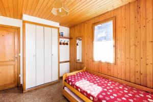 1 dormitorio con cama y ventana en Chalet le Séchet - Maeva Particuliers - 2 Pièces 4 personnes Confort 140622, en Bellentre