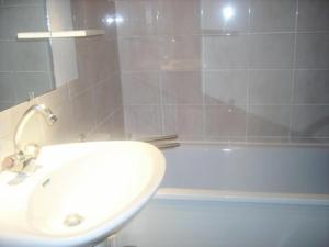 a bathroom with a sink and a bath tub at Appartement 6 pers. à l'entrée du village - 2 Pièces 6 personnes MAE-0652 in Saint-Sorlin-dʼArves