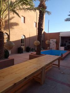 Bazén v ubytování Hotel Riad Sahara Activity nebo v jeho okolí