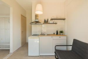 Kuchyňa alebo kuchynka v ubytovaní Siviri Forest View Apartment + 12 fotografií
