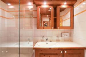 ein Bad mit einem Waschbecken und einer Dusche in der Unterkunft Résidence La Ginabelle - maeva Home - 4 Pièces 6 Personnes Sélection 71 in Chamonix-Mont-Blanc