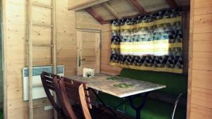 a table and chairs in a cabin with a window at Gîte de France La cabane du causse 1 étoile - Gîte de France 2 personnes MAE-6394 in Lissac-sur-Couze