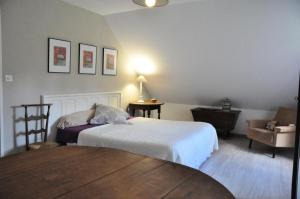 Ένα ή περισσότερα κρεβάτια σε δωμάτιο στο Gîte de France L'oustal 3 épis - Gîte de France 6 personnes MAE-6574