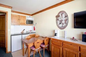 Η κουζίνα ή μικρή κουζίνα στο Résidence Les Valmonts - maeva Home - Studio 4 Personnes Confort MAE-3996 +11 φωτογραφίες