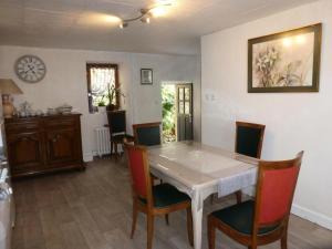 a dining room with a white table and chairs at Gîte de France La maisonnette 3 épis - Gîte de France 4 personnes MAE-6604 in Aubazines +25 photos