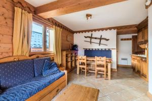 ein Wohnzimmer mit Sofa und Tisch in der Unterkunft Résidence Les Fermes du Soleil - maeva Home - 3 Pièces 6 Personnes Sélection MAE-4102 in Les Carroz d'Araches