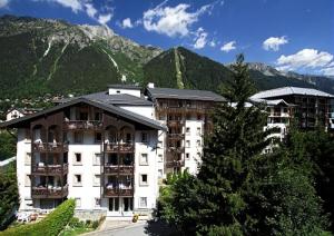 un grand immeuble en face d'une montagne dans l'établissement Résidence La Rivière - maeva Home - Appartement 2 pièces 6 personnes - Sélection MAE-8671, à Chamonix-Mont-Blanc 12 autres photos